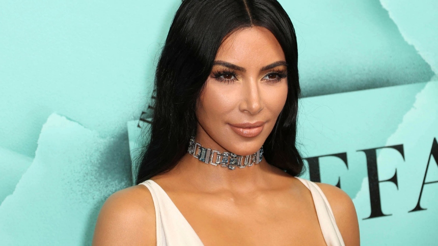 En octubre de 2016, Kim Kardashian fue víctima de un robo a mano armada en París (Francia) que conmocionó al mundo. En los próximo días comienza el jucio contra la banda de delincuentes amordazó y despojó de sus joyas a la mediática empresaria en un lujoso hotel.