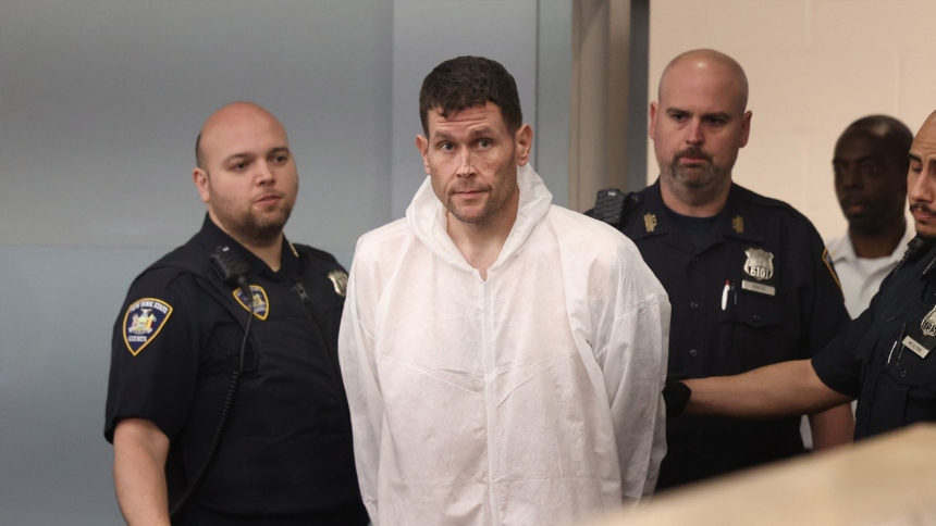 En un impactante suceso que ha dejado a la comunidad de Long Island, Nueva York (EEUU), en estado de shock, Christopher Miller, de 43 años, fue arrestado tras asesinar a su padre, Jack Miller, un detective retirado de 75 años.  