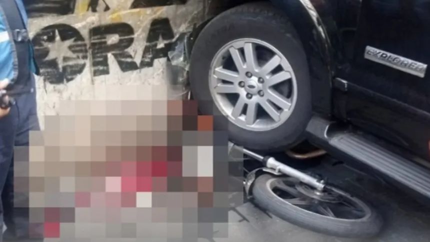 Video: Motorizado fue impactado por camioneta que salía de un estacionamiento y murió en el sitio