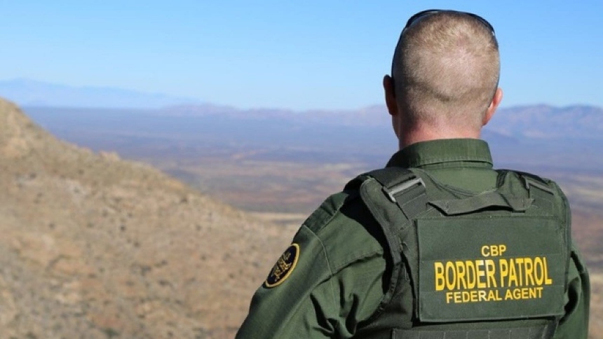 El reciente arresto de un oficial de Aduanas y Protección Fronteriza de Estados Unidos (CBP, por sus siglas en inglés) ha generado conmoción en el ámbito de la seguridad nacional en EEUU.  