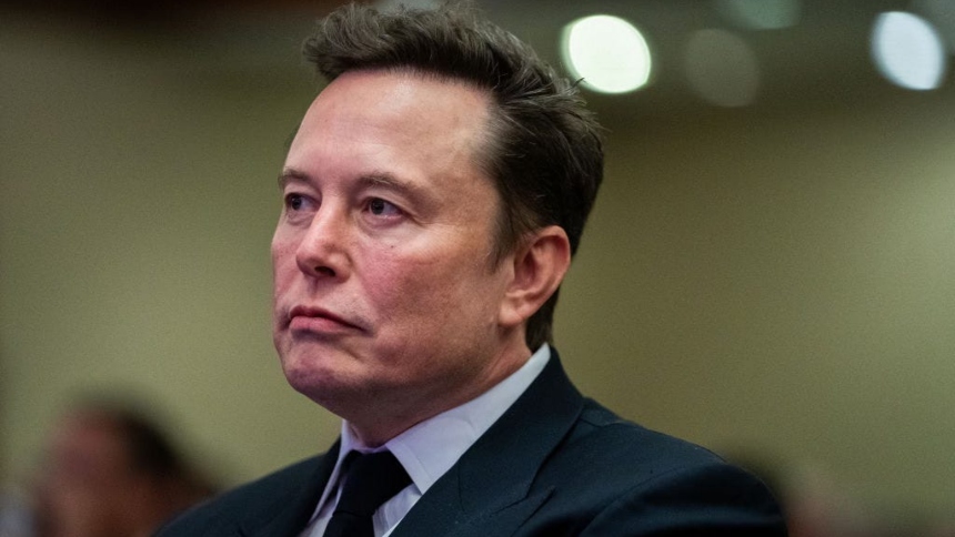 Elon Musk, CEO de Tesla, expresó su indignación ante una serie de ataques dirigidos contra su empresa.  