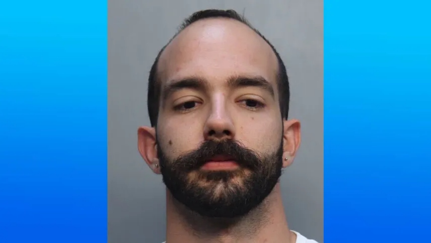 Un profesor de ciencias de la escuela secundaria JCBermudez Doral Senior High School, en Florida (EEUU) fue arrestado después de que presuntamente tuvo una relación sexual con una estudiante de 17 años.  