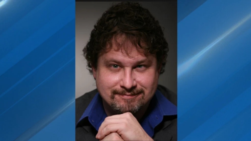 El cadáver de Matt Kelemen, un periodista independiente especializado en la industria del entretenimiento, fue hallado en un contenedor de basura en el centro de la ciudad de Las Vegas (EEUU).  