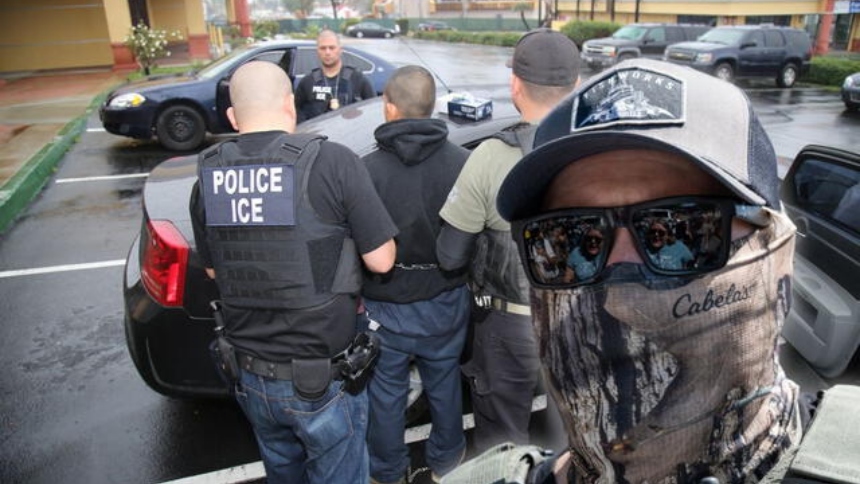 El director interino del Servicio de Inmigración y Control de Aduanas de Estados Unidos (ICE, por sus siglas en inglés), Todd Lyons, defendió públicamente el uso de máscaras por parte de sus agentes, argumentando que esta medida es necesaria para proteger su seguridad y la de sus familias.  