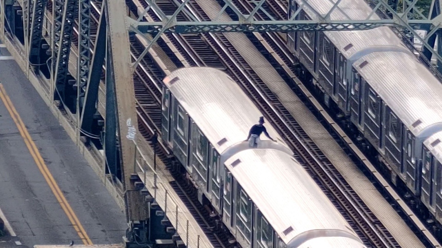 En el corazón del sistema de transporte más icónico del mundo, una tragedia silenciosa se repite con alarmante frecuencia: seis menores han muerto en Nueva York (EEUU) en el último año practicando “subway surfing”, una peligrosa tendencia viral de TikTok que consiste en subirse al techo de los trenes en movimiento.  