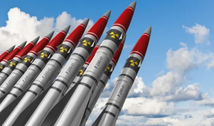 La Base de la Fuerza Aérea Minot, en Dakota del Norte, enfrenta una invasión masiva de ardillas terrestres de Richardson —conocidas localmente como dakrats— que ha puesto en jaque la seguridad de una de las instalaciones nucleares más estratégicas de EEUU.  