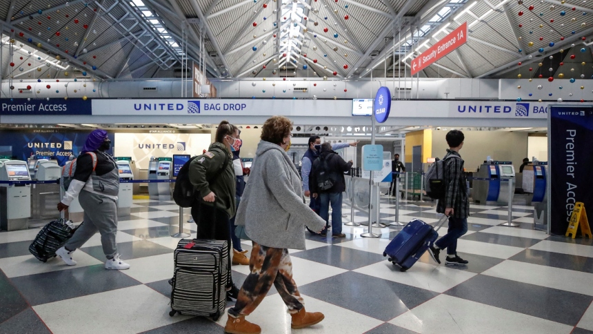 Desde el pasado 7 de mayo, la Administración de Seguridad en el Transporte (TSA, por sus siglas en inglés) implementó de forma definitiva el requisito de presentar una identificación compatible con el estándar federal Real ID para todos los pasajeros mayores de 18 años que aborden vuelos domésticos en Estados Unidos. 