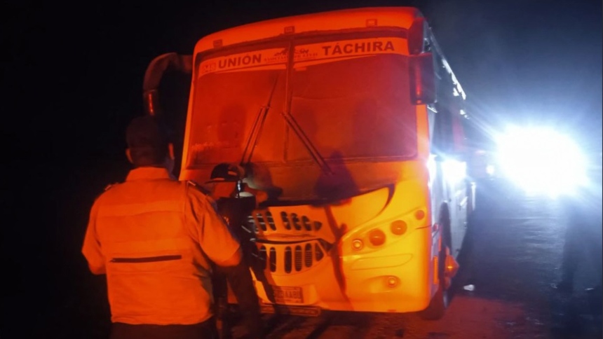 Mujer murió en extraño accidente tras lanzarse de un autobús que se «incendió»