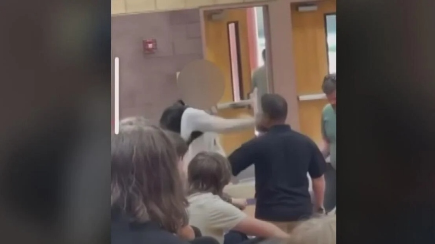 EN VIDEO: El impactante momento en el que un estudiante abofeteó a un profesor en un colegio de EEUU