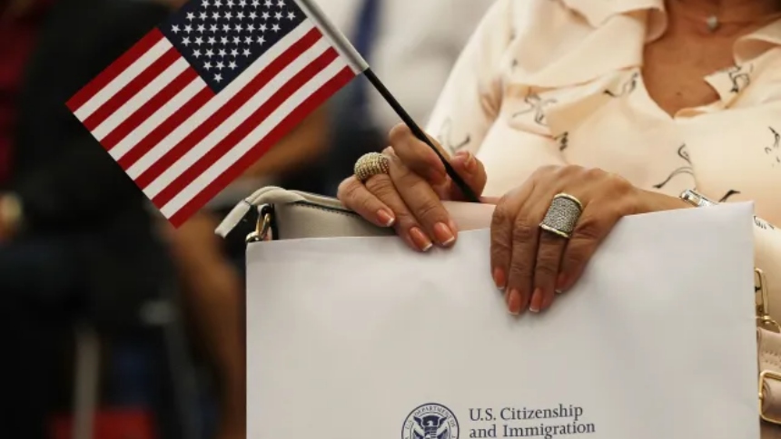 La administración del presidente de Estados Unidos, Donald Trump, reactivó una práctica abandonada desde 1991 y un paso más para que las personas puedan acceder a la ciudadanía permanente: las verificaciones vecinales.  