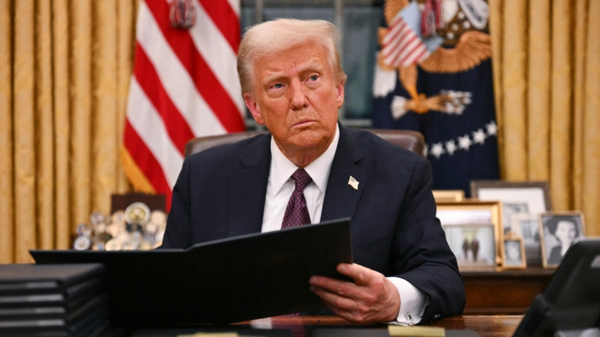 El presidente de Estados Unidos, Donald Trump, condenó este viernes, 5 de septiembre, el sobrevuelo de dos aviones de combate F-16 venezolanos sobre el destructor estadounidense USS Jason Dunham en aguas internacionales del Caribe. 