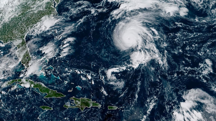 El huracán Gabrielle escaló rápidamente hasta convertirse en un poderoso ciclón de categoría 4 en la escala Saffir-Simpson, con vientos sostenidos de hasta 220 km/h, así lo confirmó este lunes, 22 de septiembre, el Centro Nacional de Huracanes de los Estados Unidos (NHC, por sus siglas en inglés).  