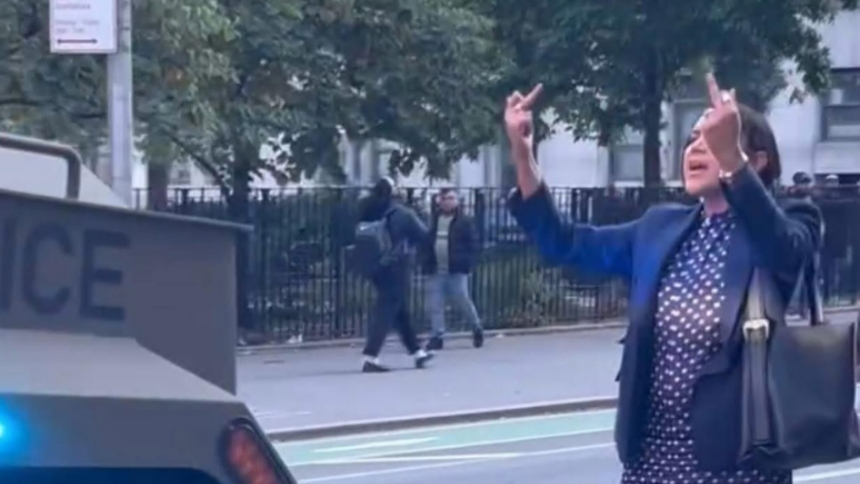 En una escena que se hizo viral en redes sociales, una mujer en tacones y con su cartera en mano se plantó frente a un vehículo blindado del Servicio de Inmigración y Control de Aduanas (ICE, por sus siglas en inglés) en Nueva York (EEUU), impidiendo su paso durante un operativo en de Lafayette y Canal Street en Chinatown.