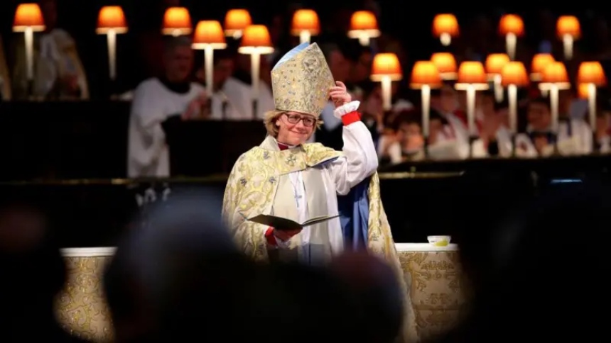 ¡Histórico! Una mujer asumió el liderazgo de la Iglesia Anglicana por primera vez desde que se fundó hace casi 500 años La sacerdotisa Sarah Mullally hizo historia este viernes, al convertirse en la primera mujer en liderar a la Iglesia Anglicana, fundada en Inglaterra hace casi 500 años, tras ser nombrada primera Arzobispa de Canterbury. El religioso que ostente este cargo es considerado el jefe espiritual de los fieles anglicanos en todo el mundo y también desempeña un papel importante en la vida pública, ocupando un escaño en la Cámara de los Lores del Parlamento británico. Esto significa que participa en debates, habla sobre política pública (incluyendo temas relacionados con libertad religiosa) y asiste a eventos de importancia nacional para el Reino Unido. PRIMERAS PALABRAS TRAS ASUMIR EL CARGO En sus primeras palabras tras ser confirmada en el cargo, Mullally, de 63 años de edad, afirmó que este reto representa una "enorme responsabilidad"; no obstante, dijo sentir una sensación de "paz y confianza en que Dios la guiará". La nueva arzobispa es la clériga número 106 en asumir el cargo en Canterbury. Será confirmada en una ceremonia legal prevista para enero en la Catedral de Canterbury. El puesto que ocupa ahora estuvo vacante durante casi un año después de que su predecesor, Justin Welby, anunciara su dimisión por la mala gestión de un escándalo de abuso sexual infantil que fue muy polémico en Reino Unido. LEA TAMBIÉN: PAPA LEÓN XIV RECIBIÓ EN EL VATICANO AL PRESIDENTE DE LA FEDERACIÓN MÉDICA VENEZOLANA, ESTA FUE LA RAZÓN El escándalo conmocionó a Reino Unido y provocó llamados para que la Iglesia de Inglaterra fuera reformada, según lo reseñado por BBC News. "Hoy en día, en todo nuestro país, nos enfrentamos a complejas cuestiones morales y políticas. El derecho de las personas con enfermedades terminales a acabar con su vida. Nuestra respuesta a las personas que huyen de la guerra y la persecución en busca de seguridad y refugio", dijo Mullally. "También las presiones sobre las comunidades que han sido ignoradas y subestimadas. La profunda pregunta de quiénes somos como nación en un mundo que a menudo está al borde del abismo", agregó la religiosa. SE DESCRIBE COMO FEMINISTA No es la primera vez que Mullally es pionera en su campo. En 1999, antes de ordenarse sacerdotisa, se convirtió en la jefa de enfermería más joven de la historia de Inglaterra. La ahora arzobispa se describe a sí misma como feminista. En 2002, fue ordenada sacerdotisa y se convirtió en la primera mujer obispo de Londres en 2018. Ocupó este cargo durante siete años, siendo la tercera miembro más antigua del clero de la Iglesia, según el mismo medio británico. Las mujeres solo pueden ser sacerdotisas en la Iglesia de Inglaterra desde mediados de la década de 1990. Y solo pueden ser ordenadas obispas desde 2014, tras años de encarnizadas disputas entre facciones.