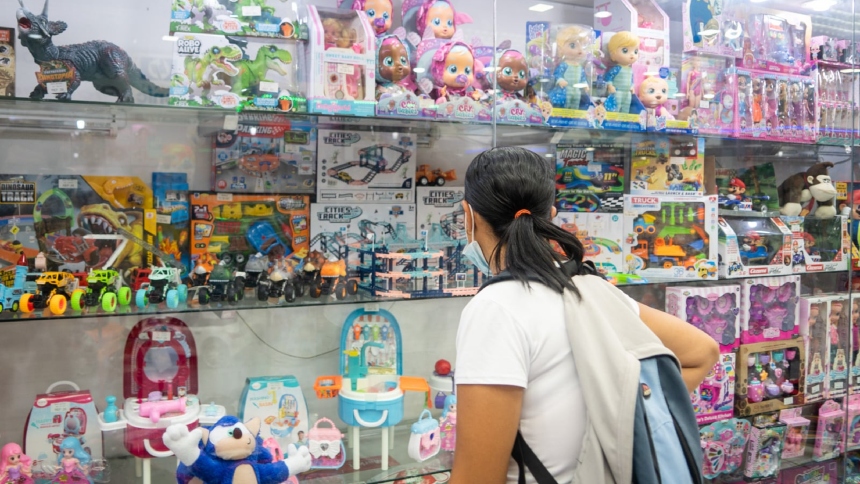 La Cámara Venezolana de Comercio de Juguetes y Afines (Cavenju) alertó que cerca del 50 % de los juguetes que se comercializan en Venezuela ingresan por contrabando o bajo modalidades informales, lo que representa un serio desafío para el comercio legal y para la economía nacional. 