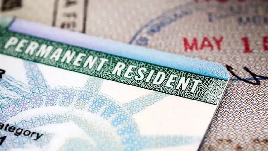 EE.UU. revisará tarjetas de residente de "todos" los migrantes de países de "preocupación"