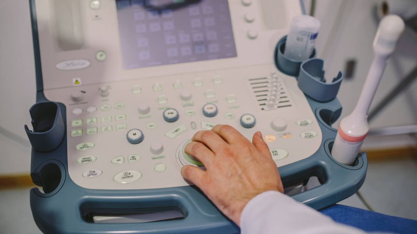 Un ginecólogo del Ejército de los Estados Unidos, Blaine McGraw, fue acusado de grabar en secreto a sus pacientes durante consultas médicas en la base militar de Fort Hood, en Texas.  