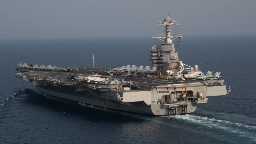 El USS Gerald R. Ford, el portaaviones propiedad de Estados Unidos y más grande y avanzado del mundo, realizó maniobras de vuelo a bordo mientras se aproxima al mar Caribe y las costas de Venezuela.  