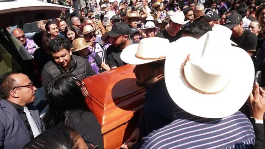 EN VIDEO: El emotivo cortejo fúnebre donde cientos de personas despidieron al alcalde atacado a tiros en Michoacán
