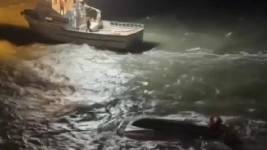 VIDEO: Un temporal volcó su bote y estuvieron dos horas aferrados a la quilla antes de ser rescatados