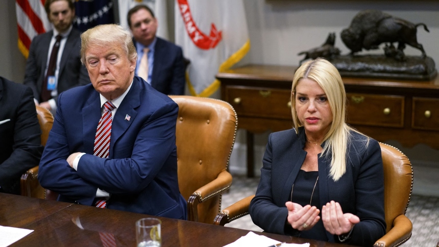 La fiscal general de Estados Unidos, Pam Bondi, lanzó una contundente advertencia contra los "narcoterroristas venezolanos", asegurando que la administración de Donald Trump intensificará la persecución de estas organizaciones criminales.  