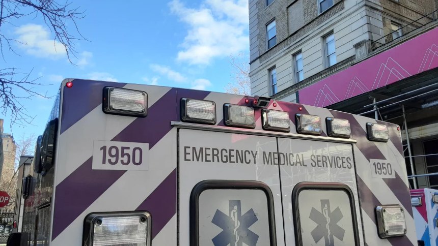 HÉROES NAVIDEÑOS: Tres policías salvaron a un niño que cayó a estanque congelado cuando cedió el hielo a sus pies