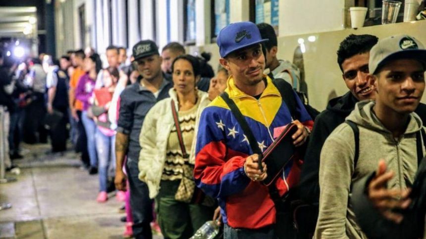 El 28 % de los venezolanos en Perú es pobre, pero el 61 % cuenta con residencia vigente