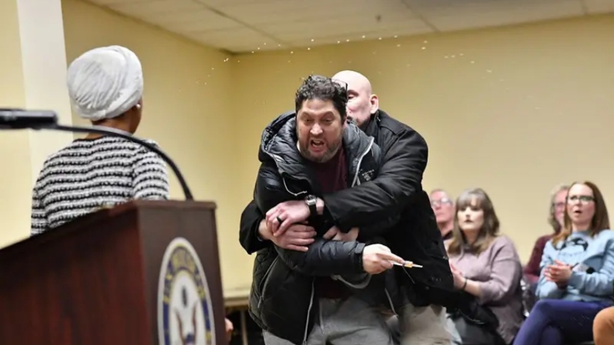 La congresista demócrata Ilhan Omar fue atacada con una sustancia desconocida durante una asamblea pública en Mineápolis, donde ofrecía información a la comunidad sobre recientes operativos migratorios impulsados por la administración del presidente de los Estados Unidos, Donald Trump.  