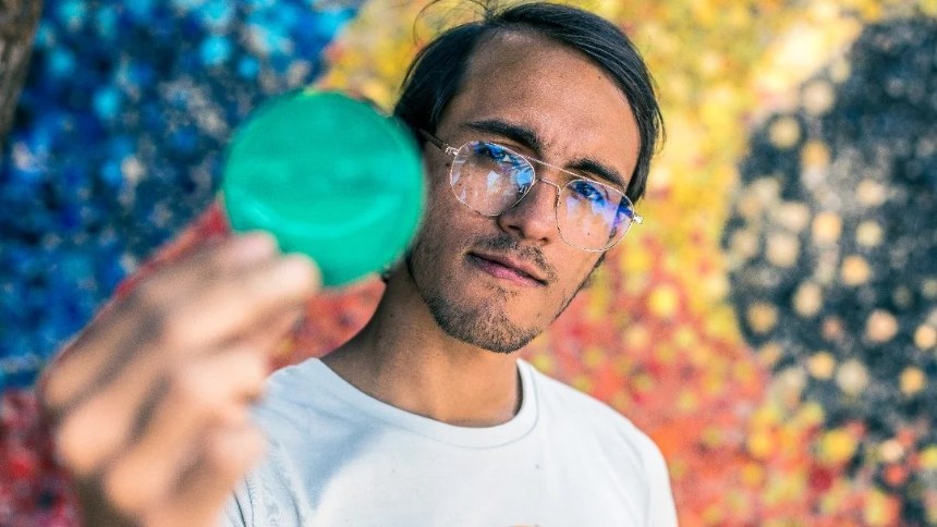 EN FOTOS: Artista venezolano impacta en El Salvador con una obra inspirada en "La Mona Lisa" hecha con tapas de plástico