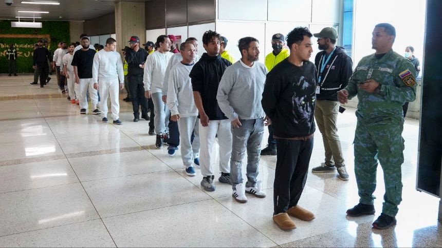 FOTOS: Llegan al país 120 migrantes deportados en un vuelo proveniente de Miami