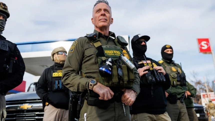 La Patrulla Fronteriza de Estados Unidos enfrenta una nueva sacudida interna tras la renuncia de Gregory Bovino, uno de los funcionarios más visibles y controvertidos de las operaciones migratorias masivas impulsadas por el presidente de los Estados Unidos, Donald Trump.  