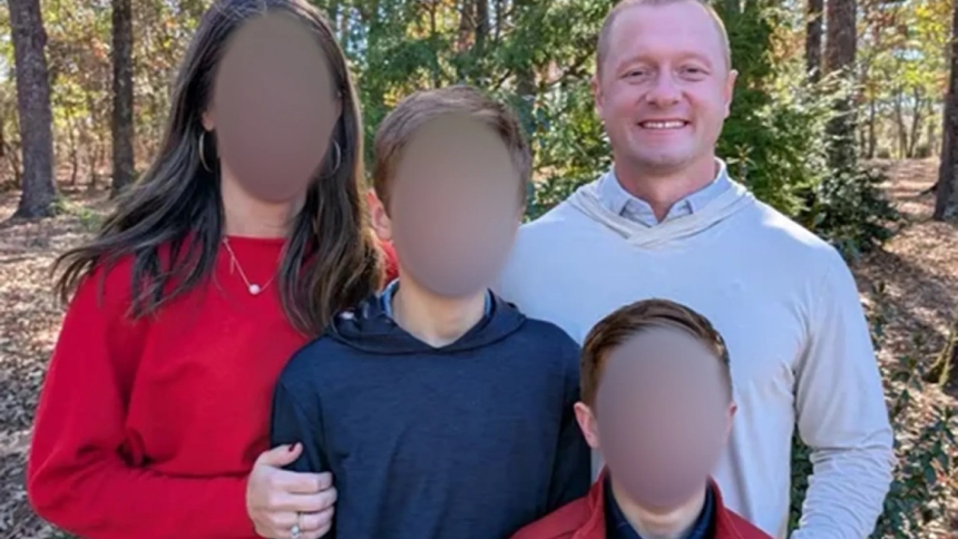 La familia de un profesor de secundaria de Georgia (EEUU), quien murió después de una broma que salió mal por parte de un grupo de sus propios estudiantes en su casa, tomó una sorprendente decisión a retirar los cargos contra los adolescentes involucrados. 