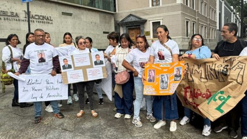 Familias de colombianos detenidos en Venezuela piden a Petro interceder por su liberación