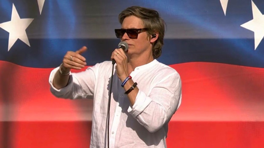 La Embajada de Venezuela en España emitió este domingo un comunicado oficial para desvincularse y pedir perdón por las declaraciones del cantante Carlos Baute, durante un acto multitudinario en la Puerta del Sol de Madrid, encabezado por la líder opositora María Corina Machado.