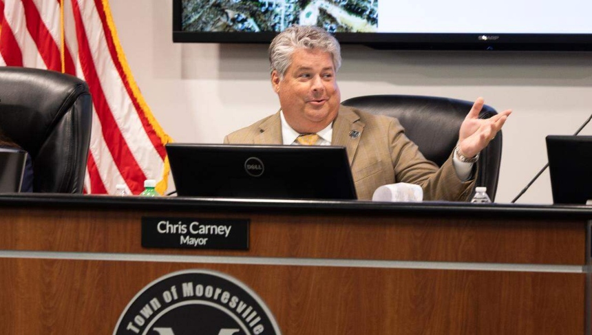 El alcalde de Mooresville, Carolina del Norte, Chris Carney, rechazó renunciar a su cargo pese a enfrentar una moción de censura aprobada por cuatro votos contra dos, luego de que saliera a la luz un video en el que se le veía deambulando por el ayuntamiento sin pantalones en compañía de una empleada. 