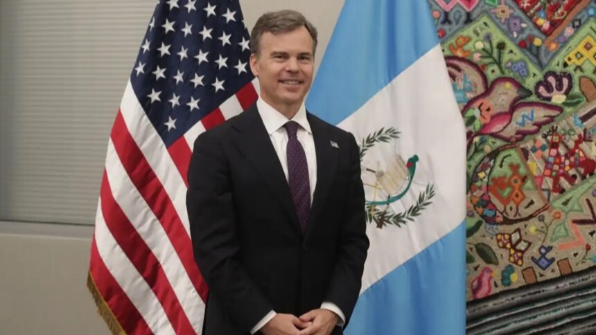 El diplomático estadounidense John Barrett dejó Guatemala para asumir una nueva misión en Caracas, en un movimiento que la Casa Blanca enmarca dentro de su estrategia para acelerar el plan de tres fases diseñado por el senador Marco Rubio para Venezuela.  