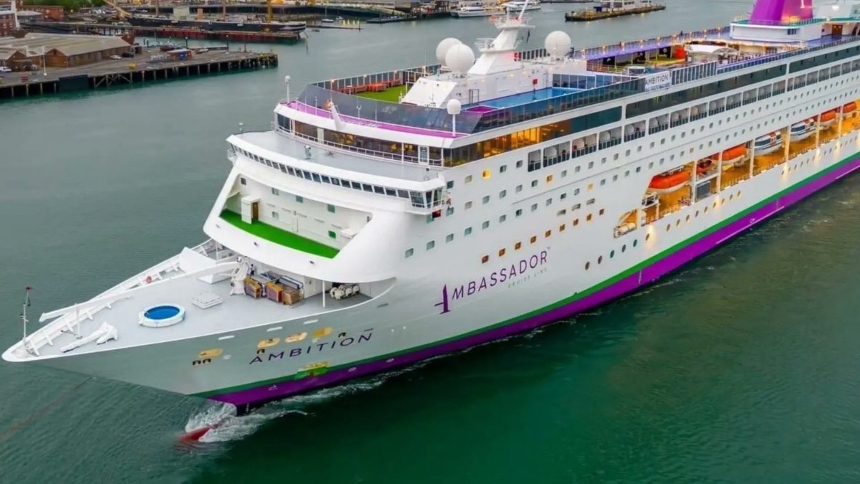 Un muerto y más de 1.700 personas permanecen confinadas a bordo del crucero Ambition, en Francia, tras un brote de enfermedad gastrointestinal que ha dejado 49 pasajeros enfermos y obligó a suspender todos los desembarques en el puerto de Burdeos.